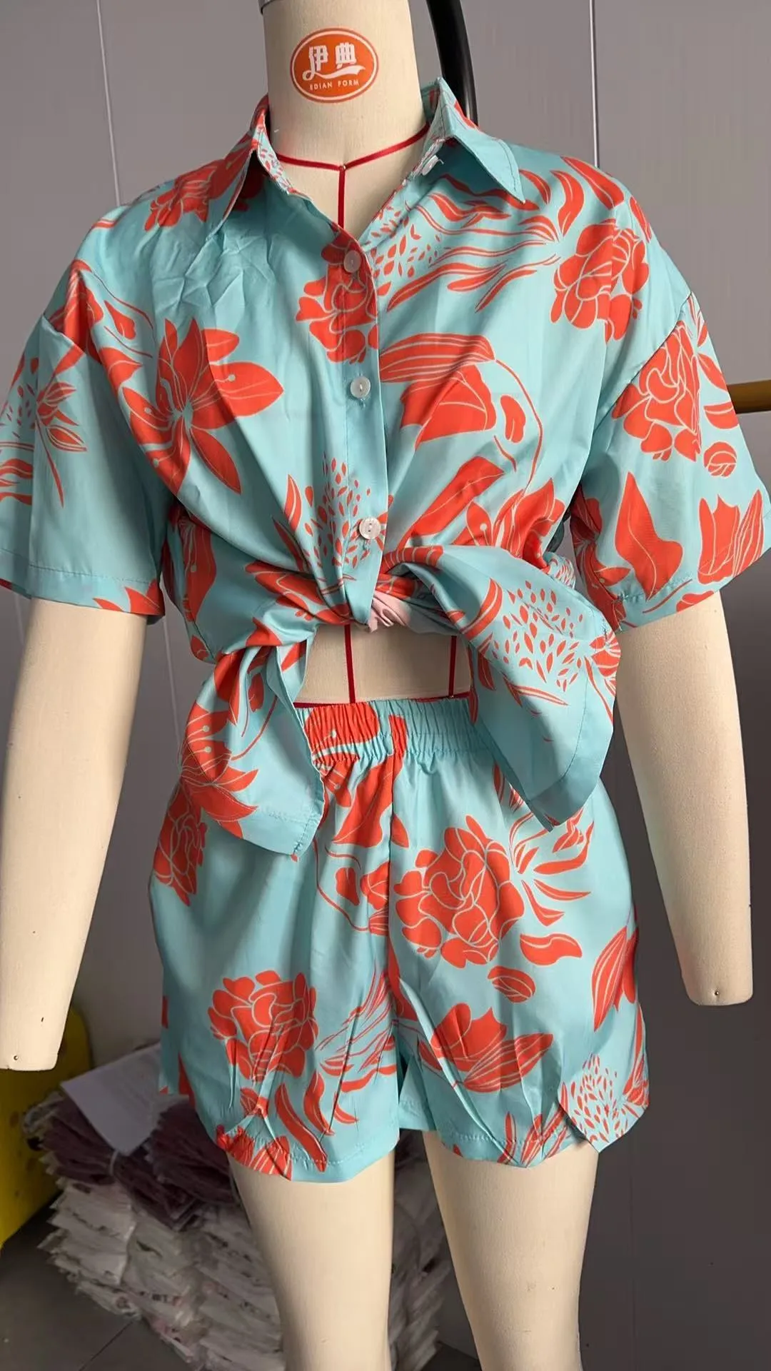 New Women's  Lapel Short-sleeved Printed Shirt Two-piece Set Wide-leg Elastic Waist Pants Shorts display picture 4