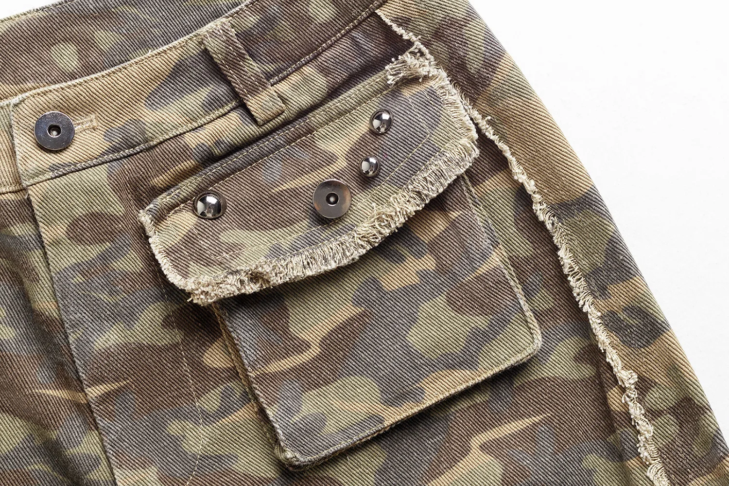 Spring  High Street Vibe Camouflage Fodgy Jeans Micro-washed Rough Edge Multi-pocket Casual Trousers display picture 9