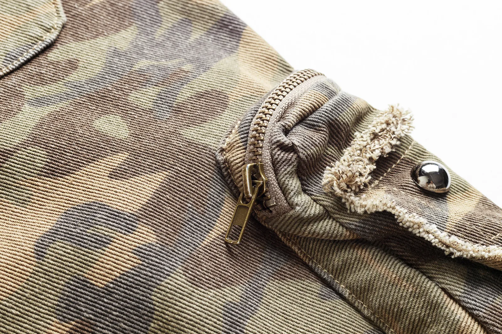 Spring  High Street Vibe Camouflage Fodgy Jeans Micro-washed Rough Edge Multi-pocket Casual Trousers display picture 10