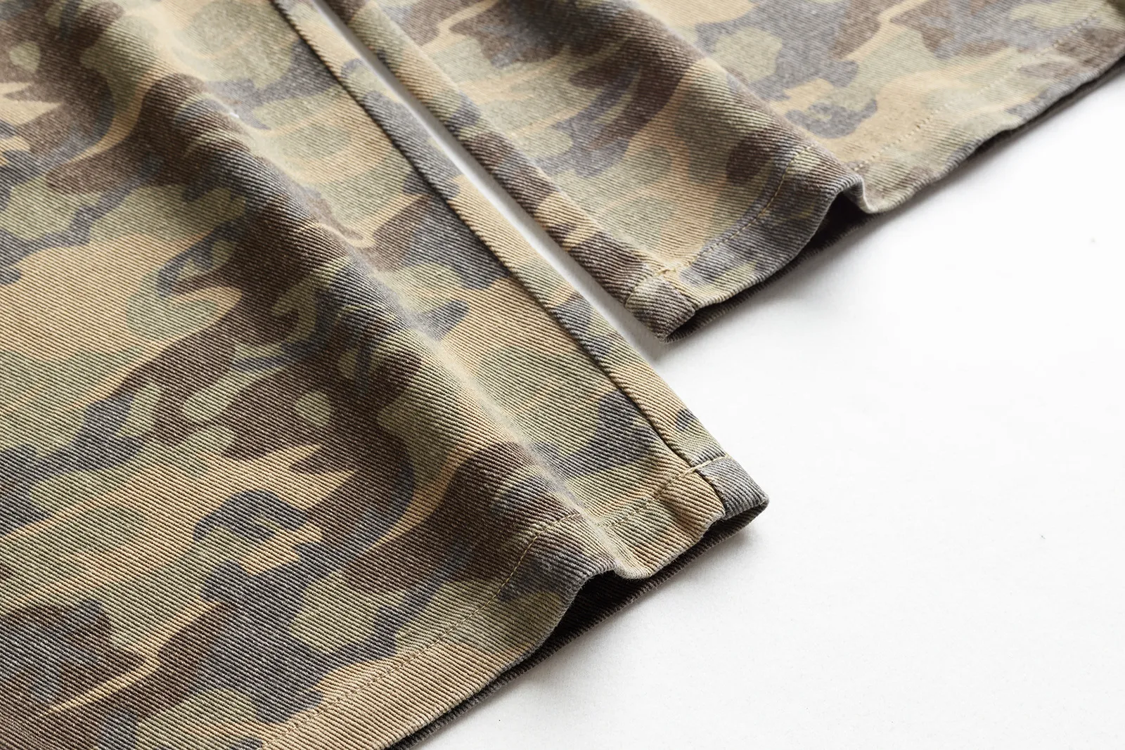 Spring  High Street Vibe Camouflage Fodgy Jeans Micro-washed Rough Edge Multi-pocket Casual Trousers display picture 14