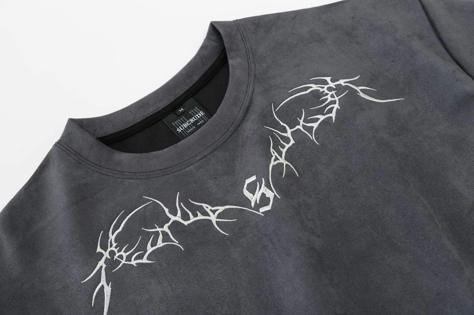 Jiayiku Men's  New American Street Fashion Brand Suede T-shirt Men's Thorn Embroidery High Street Short Sleeve Tee display picture 6