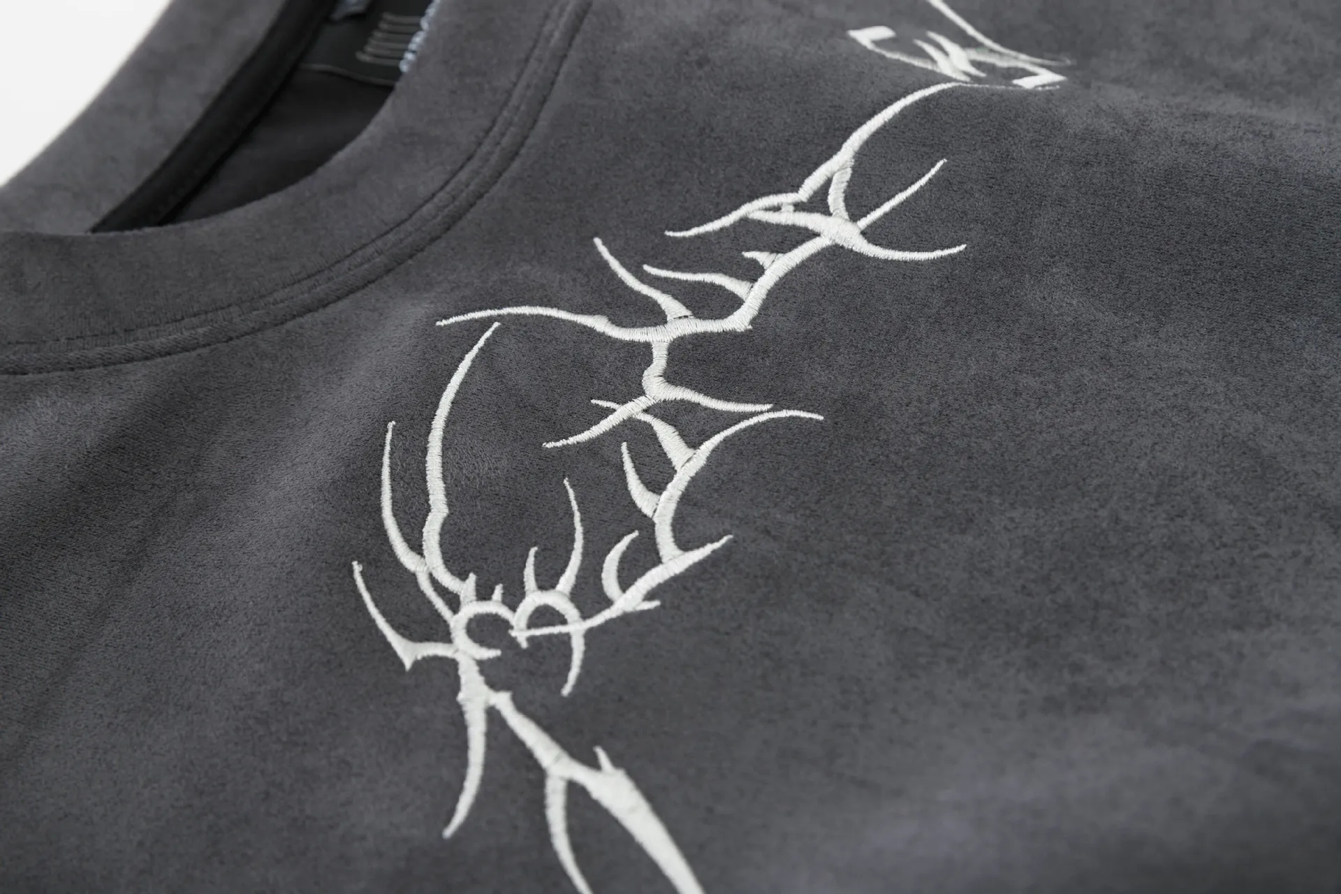 Jiayiku Men's  New American Street Fashion Brand Suede T-shirt Men's Thorn Embroidery High Street Short Sleeve Tee display picture 7