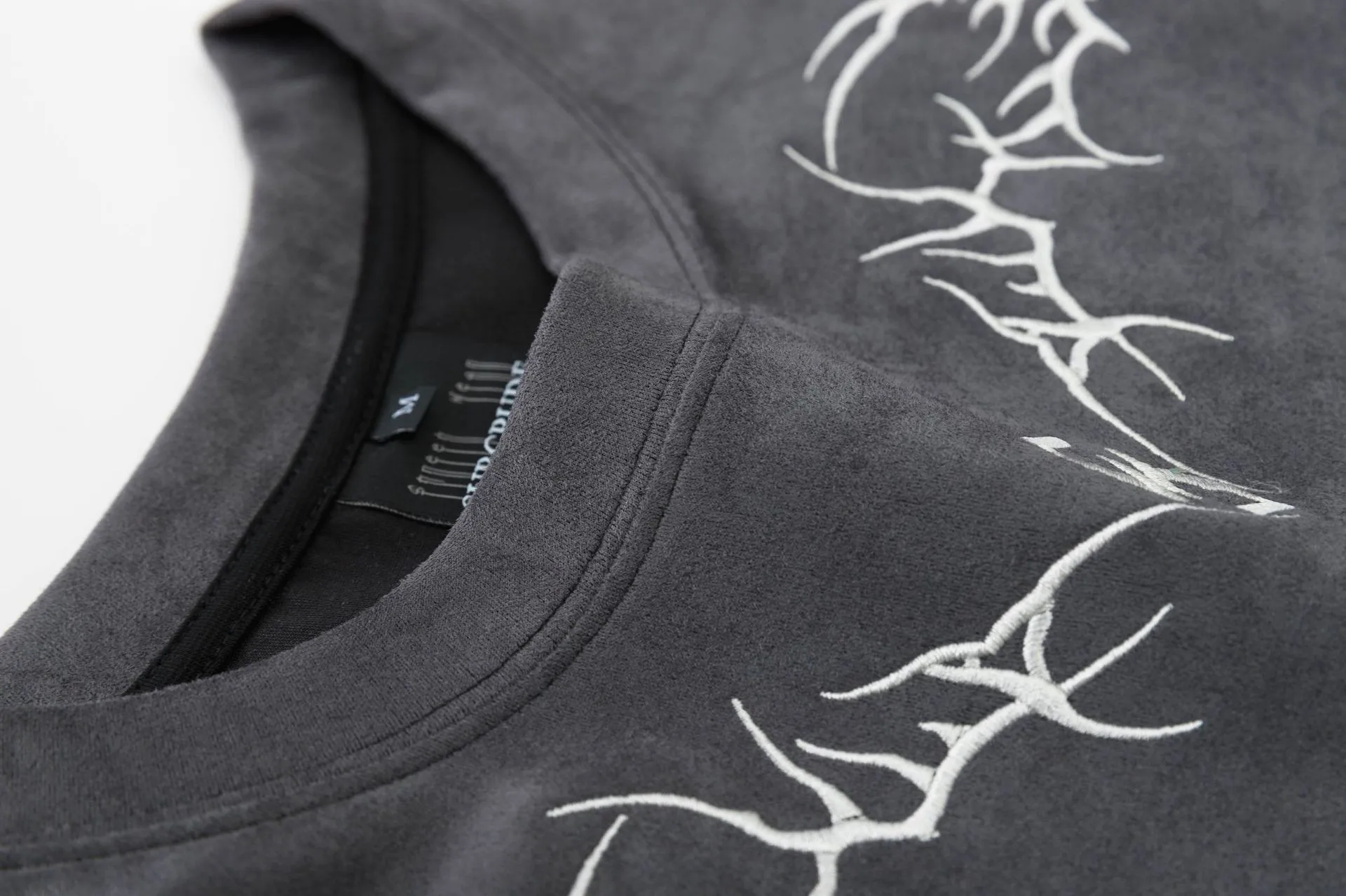 Jiayiku Men's  New American Street Fashion Brand Suede T-shirt Men's Thorn Embroidery High Street Short Sleeve Tee display picture 8