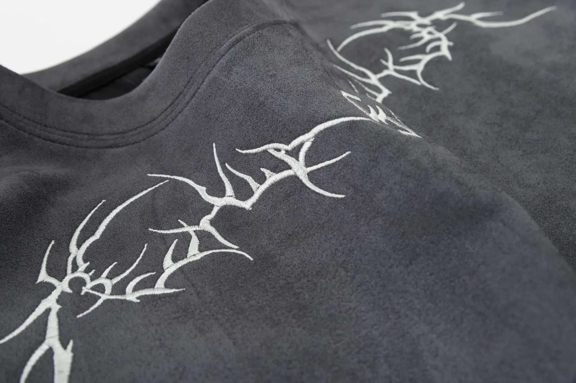 Jiayiku Men's  New American Street Fashion Brand Suede T-shirt Men's Thorn Embroidery High Street Short Sleeve Tee display picture 10