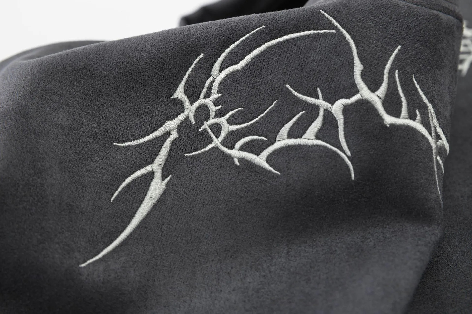 Jiayiku Men's  New American Street Fashion Brand Suede T-shirt Men's Thorn Embroidery High Street Short Sleeve Tee display picture 11