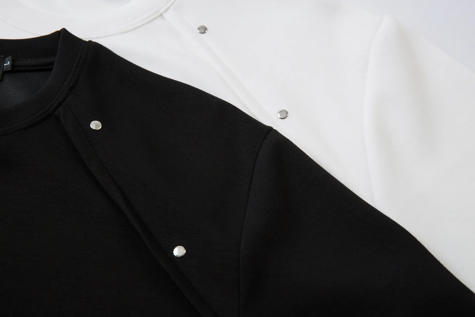 Jiayiku Men's  Summer New American Street Fashion Brand Rivet Design Solid Color All-match Short-sleeved T-shirt For Men display picture 7