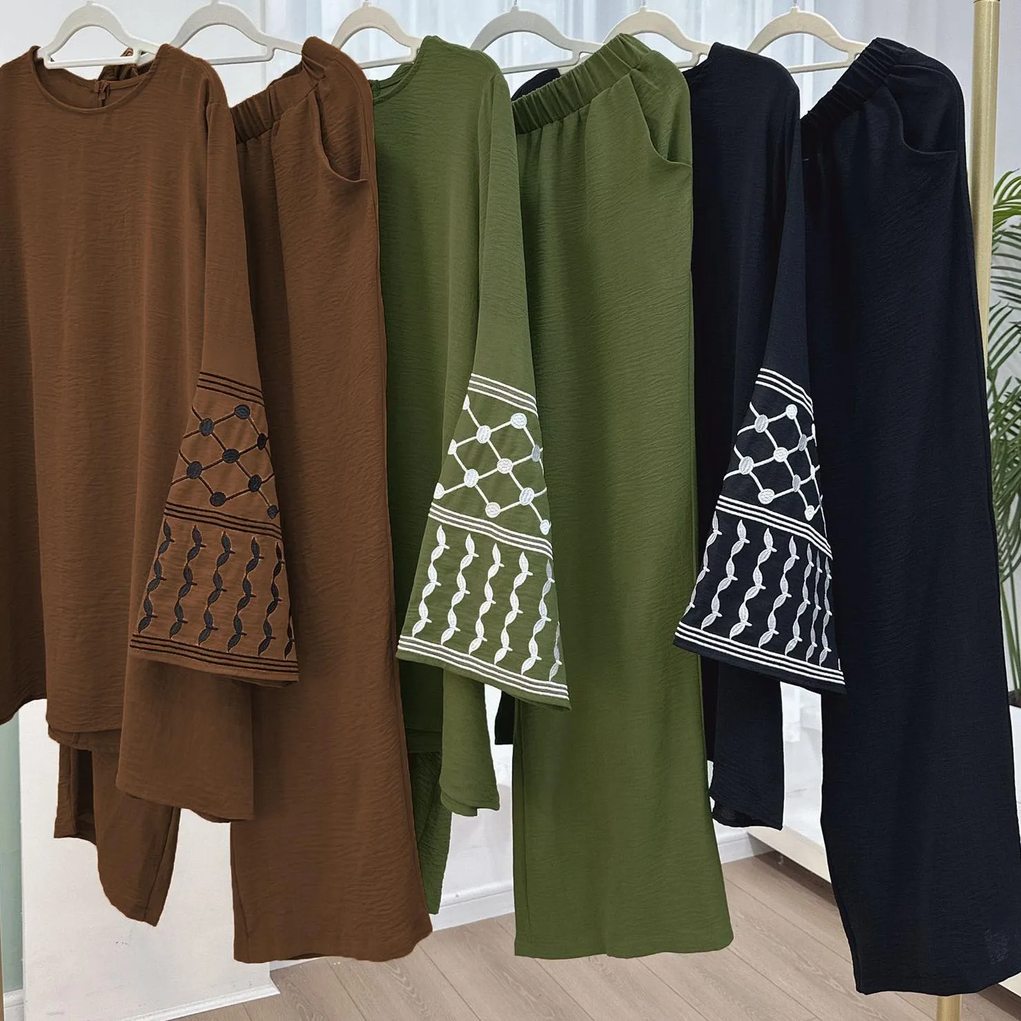 Foreign Trade Women's Muslim Clothing Abaya Embroidered Top With Wide Leg Pants Two-piece Set display picture 2