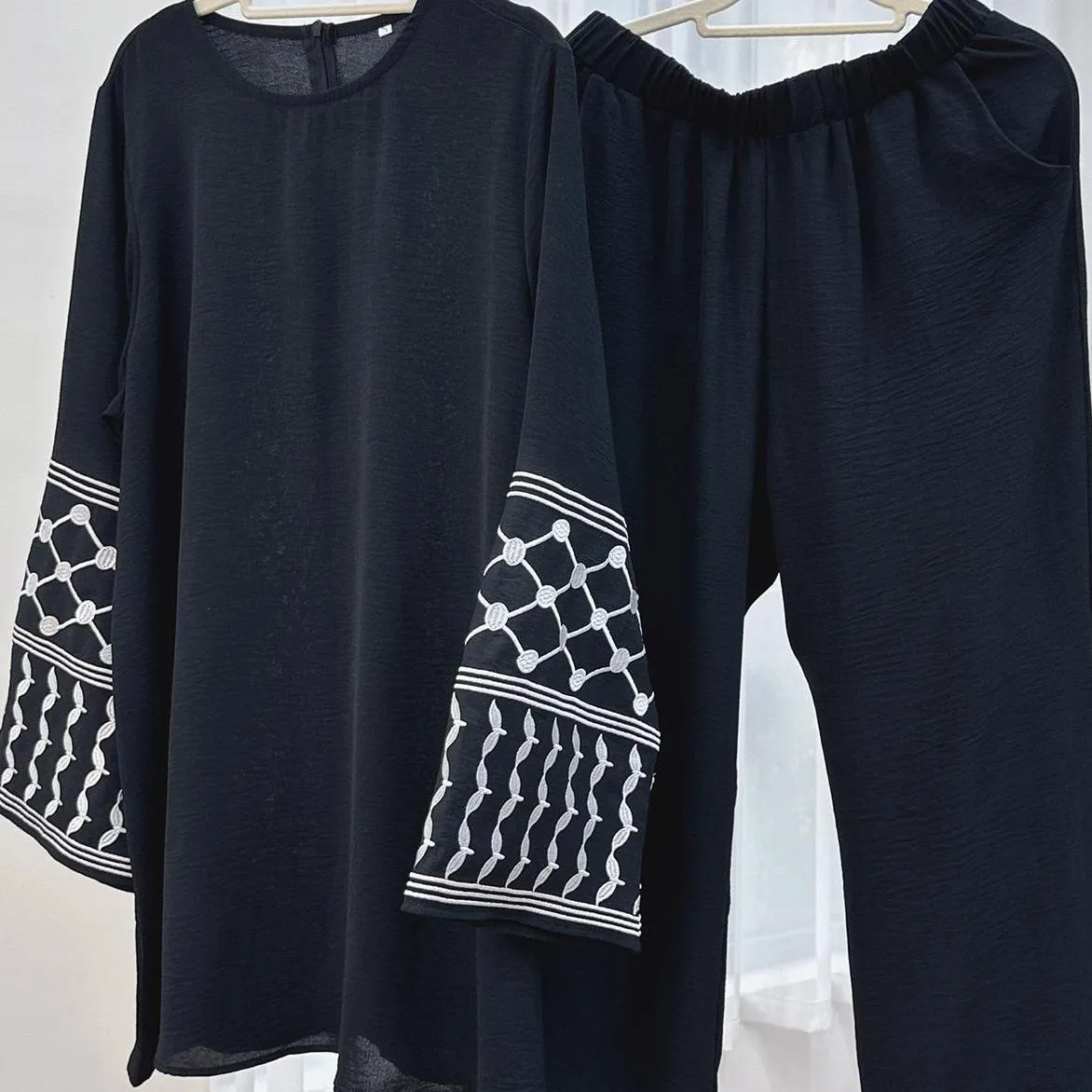 Foreign Trade Women's Muslim Clothing Abaya Embroidered Top With Wide Leg Pants Two-piece Set display picture 6