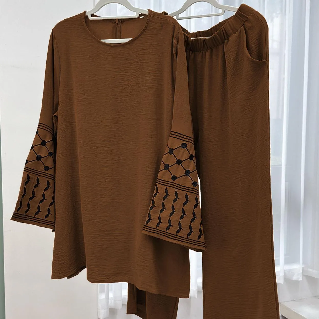 Foreign Trade Women's Muslim Clothing Abaya Embroidered Top With Wide Leg Pants Two-piece Set display picture 7