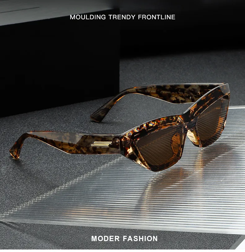 Ladies Retro Cat Eye Sunglasses Triangle Frame Street Style Holiday Travel Model Wearing UV Protection Fashionable Glasses display picture 3