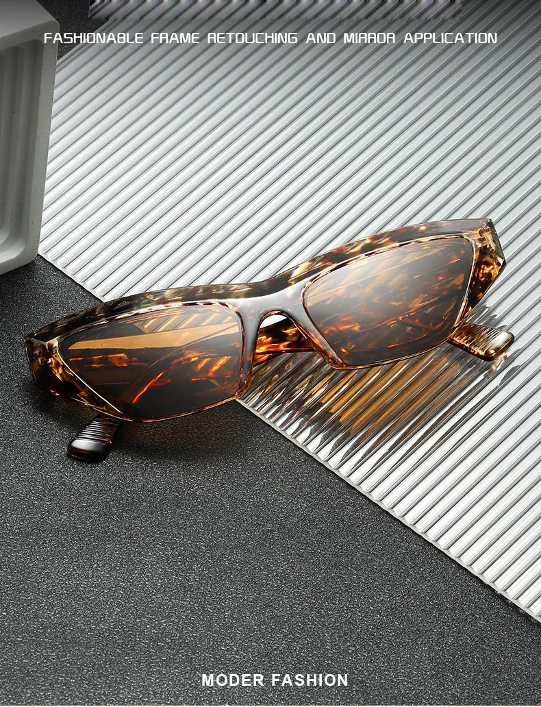 Ladies Retro Cat Eye Sunglasses Triangle Frame Street Style Holiday Travel Model Wearing UV Protection Fashionable Glasses display picture 1