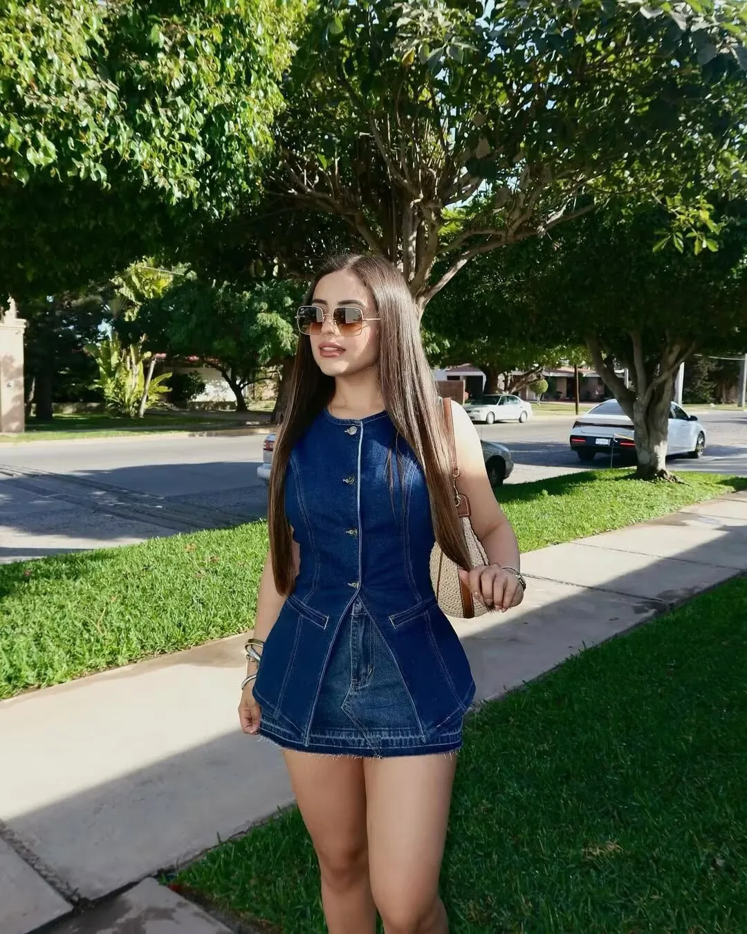 Fashionable Versatile Women's Denim Vest Top Selling European Women's Clothing Retro Style Solid Color Single Button Design display picture 4