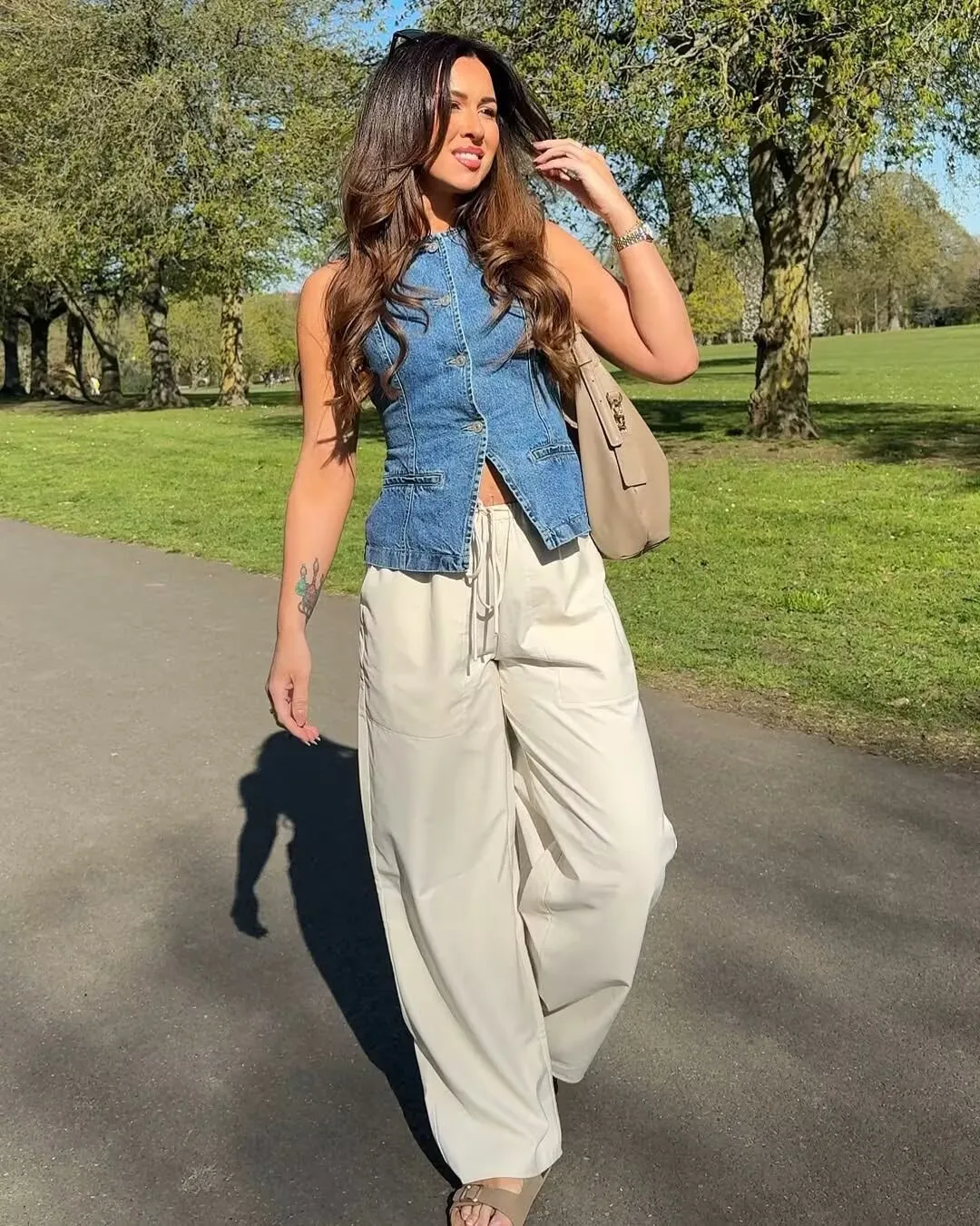 Fashionable Versatile Women's Denim Vest Top Selling European Women's Clothing Retro Style Solid Color Single Button Design display picture 5