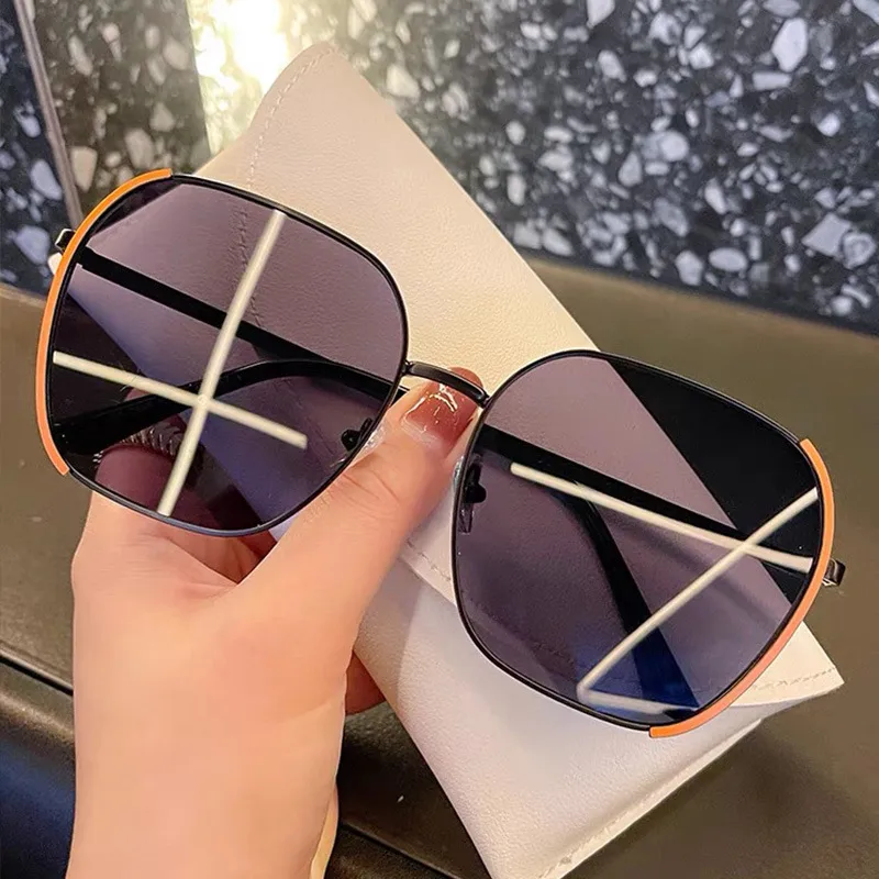 7751 New Fashion Internet Celebrity Sunglasses Retro Hong Kong Style Metal Sunglasses Ins Stylish Street Shooting  Glasses For Women display picture 1