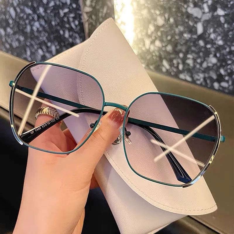 7751 New Fashion Internet Celebrity Sunglasses Retro Hong Kong Style Metal Sunglasses Ins Stylish Street Shooting  Glasses For Women display picture 2
