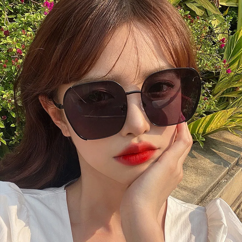7751 New Fashion Internet Celebrity Sunglasses Retro Hong Kong Style Metal Sunglasses Ins Stylish Street Shooting  Glasses For Women display picture 3