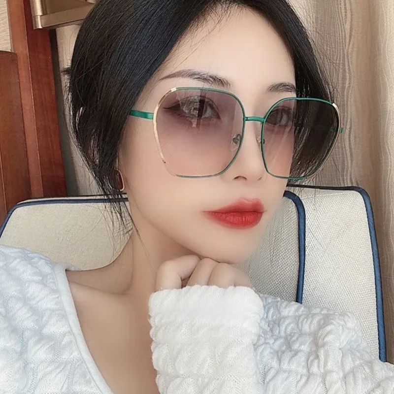 7751 New Fashion Internet Celebrity Sunglasses Retro Hong Kong Style Metal Sunglasses Ins Stylish Street Shooting  Glasses For Women display picture 4