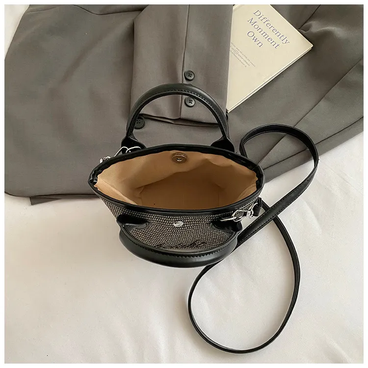 New  Summer Pu Zipper Straw Shoulder Bag Good Quality With Silk Scarf Summer Essential Bag display picture 1