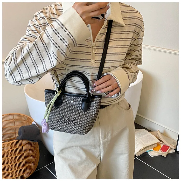 New  Summer Pu Zipper Straw Shoulder Bag Good Quality With Silk Scarf Summer Essential Bag display picture 7