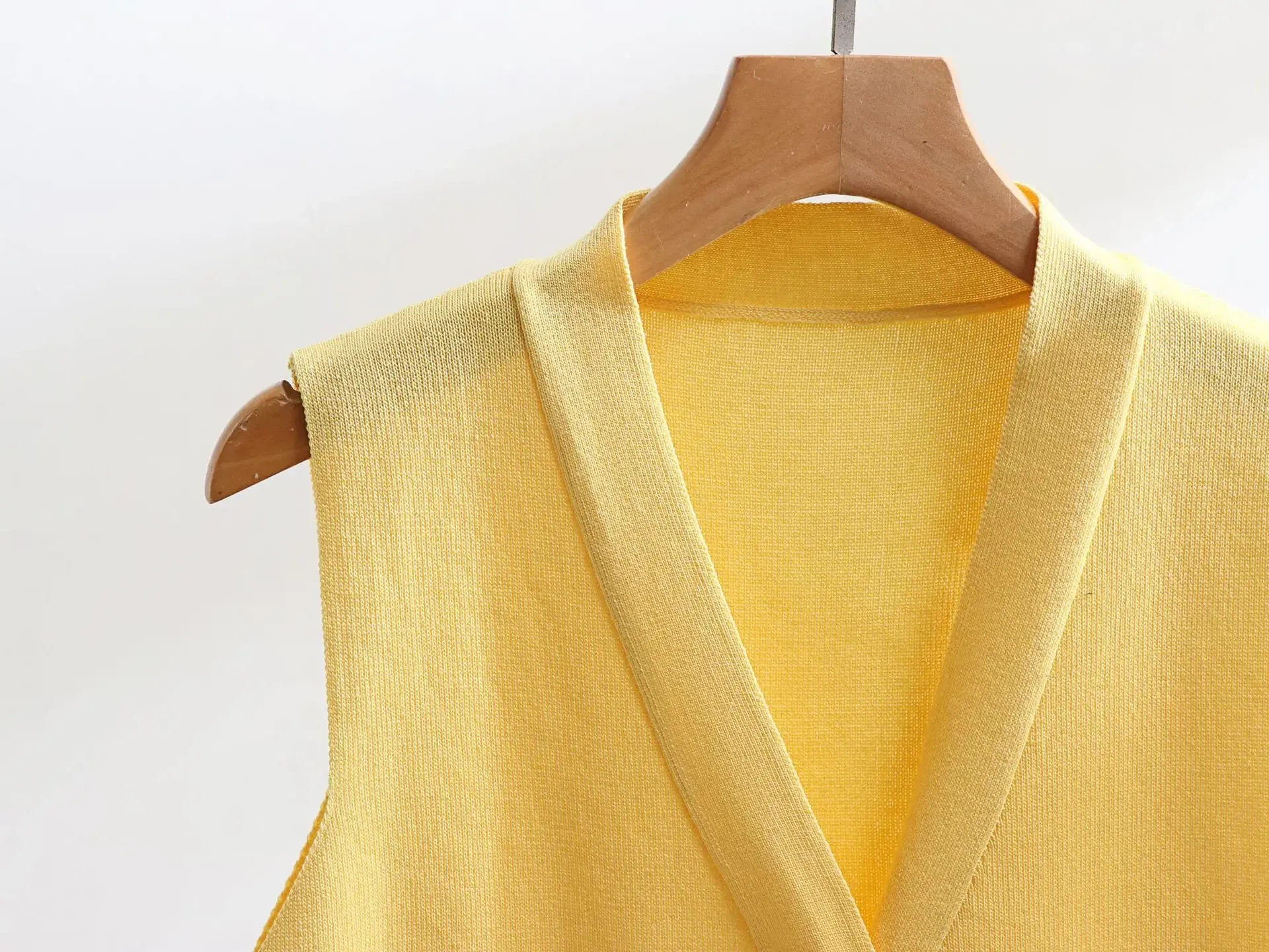 -style Suit Gold Button V-neck Knitted Vest Casual Loose Trousers Knitted Two-piece Suit display picture 17