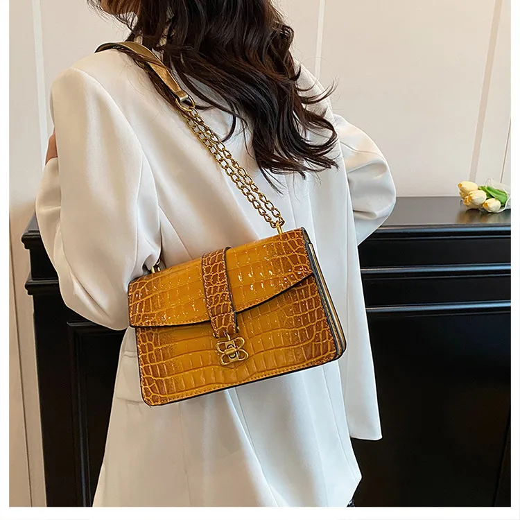 Fashion Chain Small Square Bag Female   New Arrival High Sense Shoulder Bag All-Match Crossbody Commuter Women's Bag display picture 18