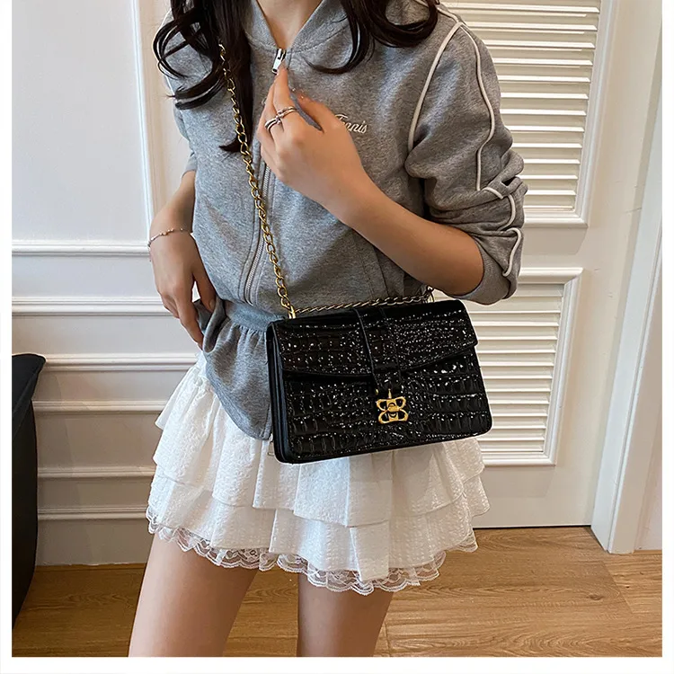 Fashion Chain Small Square Bag Female   New Arrival High Sense Shoulder Bag All-Match Crossbody Commuter Women's Bag display picture 24