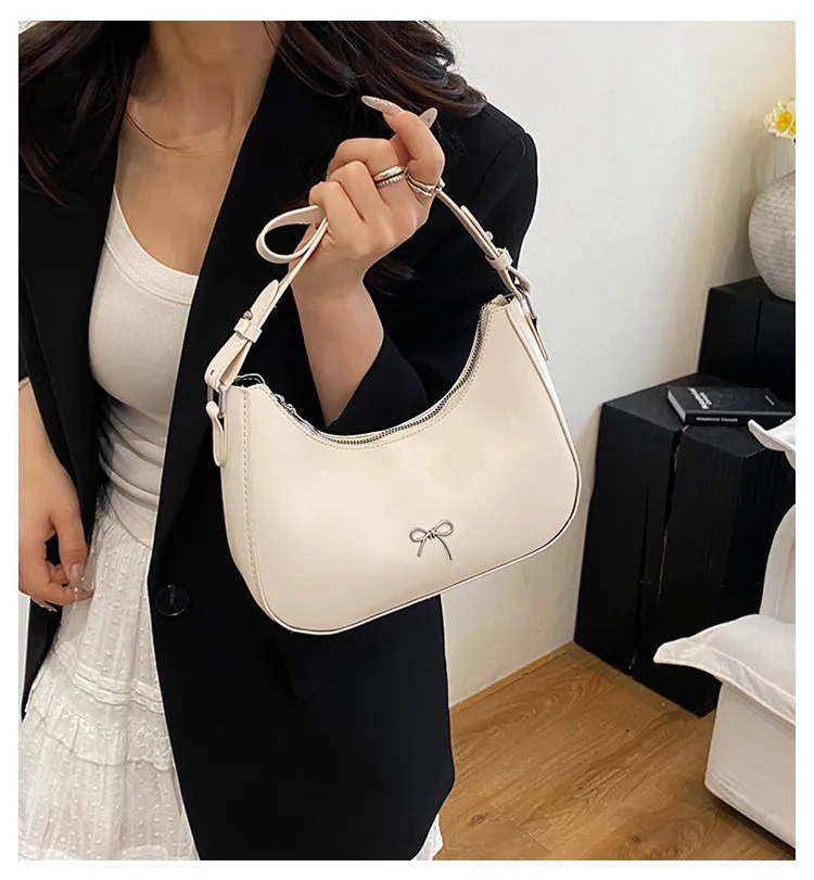 Summer New New Style Simple Shoulder Bag Niche Design Fashion Casual European Style Crescent Moon Bag Trend display picture 1