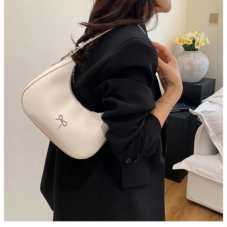 Summer New New Style Simple Shoulder Bag Niche Design Fashion Casual European Style Crescent Moon Bag Trend display picture 2