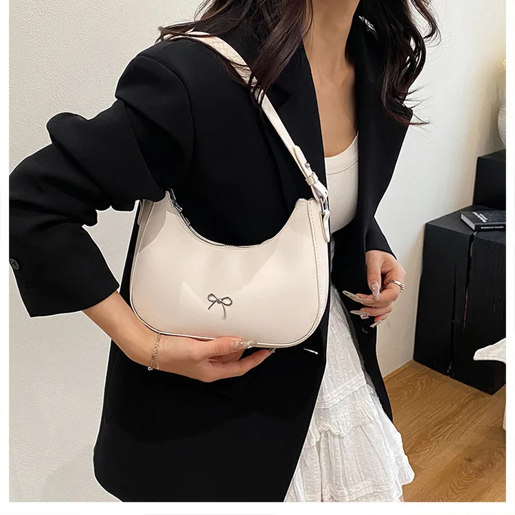 Summer New New Style Simple Shoulder Bag Niche Design Fashion Casual European Style Crescent Moon Bag Trend display picture 3