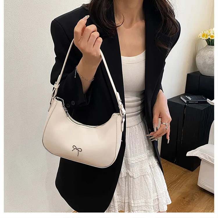 Summer New New Style Simple Shoulder Bag Niche Design Fashion Casual European Style Crescent Moon Bag Trend display picture 4