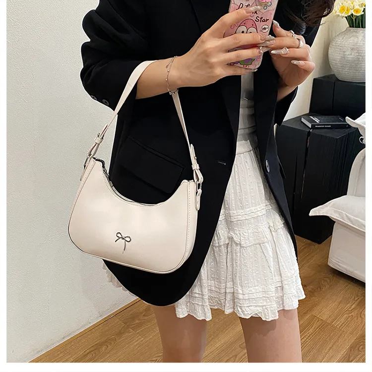 Summer New New Style Simple Shoulder Bag Niche Design Fashion Casual European Style Crescent Moon Bag Trend display picture 5