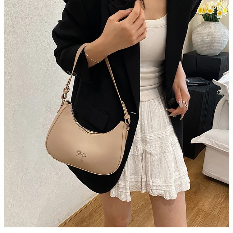Summer New New Style Simple Shoulder Bag Niche Design Fashion Casual European Style Crescent Moon Bag Trend display picture 6