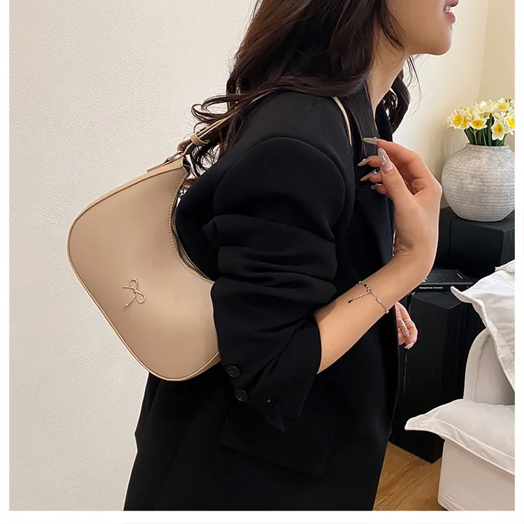 Summer New New Style Simple Shoulder Bag Niche Design Fashion Casual European Style Crescent Moon Bag Trend display picture 7
