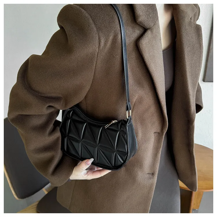 Women's Solid Color Simple Textile Shoulder Bag Women's  Spring And Autumn New All-match Underarm Bag Women's Bag New Women's Bag display picture 17
