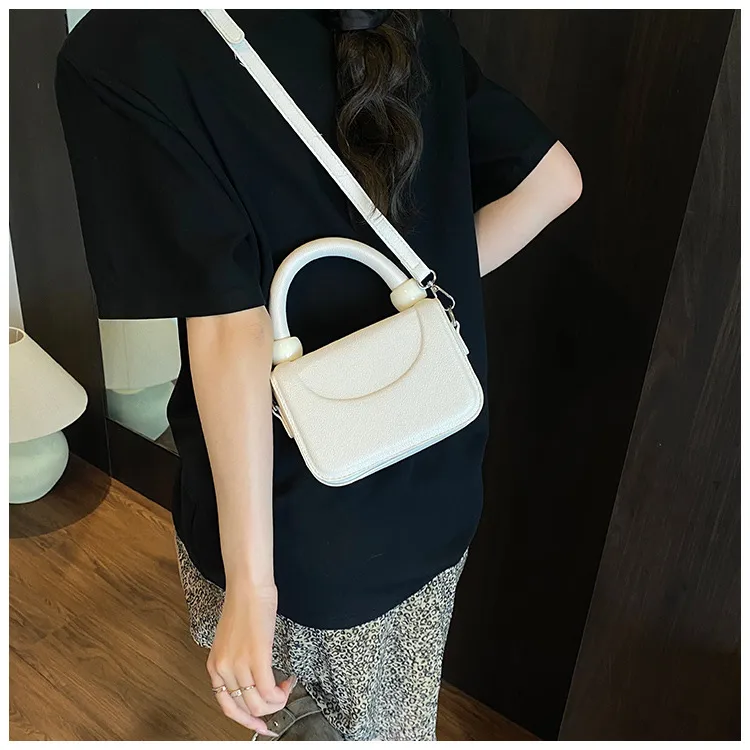 Mini Small Bag  New Fashion Versatile Crossbody Bag Summer Commuting Portable Small Square Bag display picture 9
