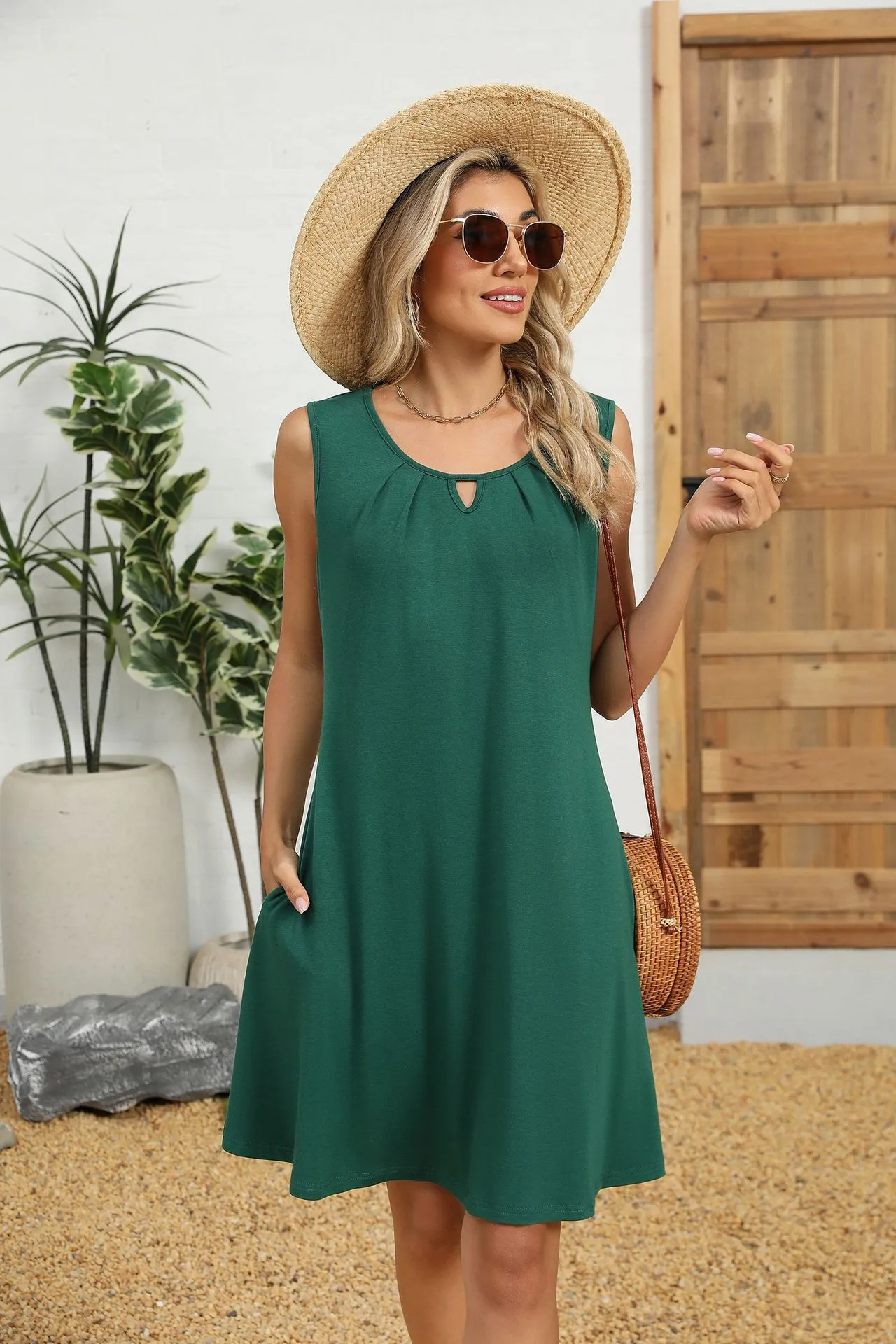 Europe And The United States  Foreign Trade  Summer New Solid Color Round Neck Hollow Pleated Sleeveless Pocket Dress display picture 2
