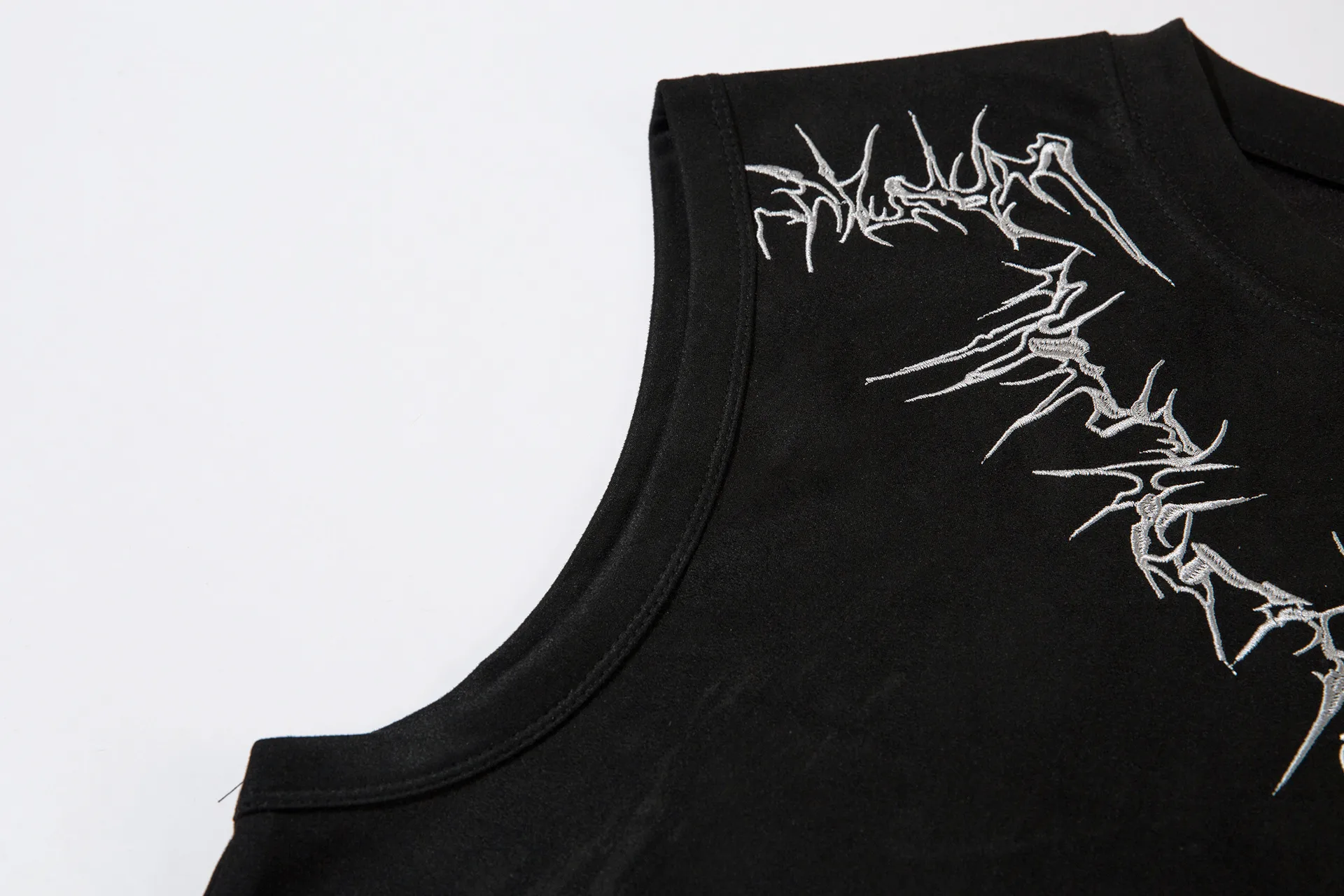 Jiayiku   Street Fashion Brand Vest Suede Heavy Embroidery Summer New Loose Sleeveless T-shirt display picture 10