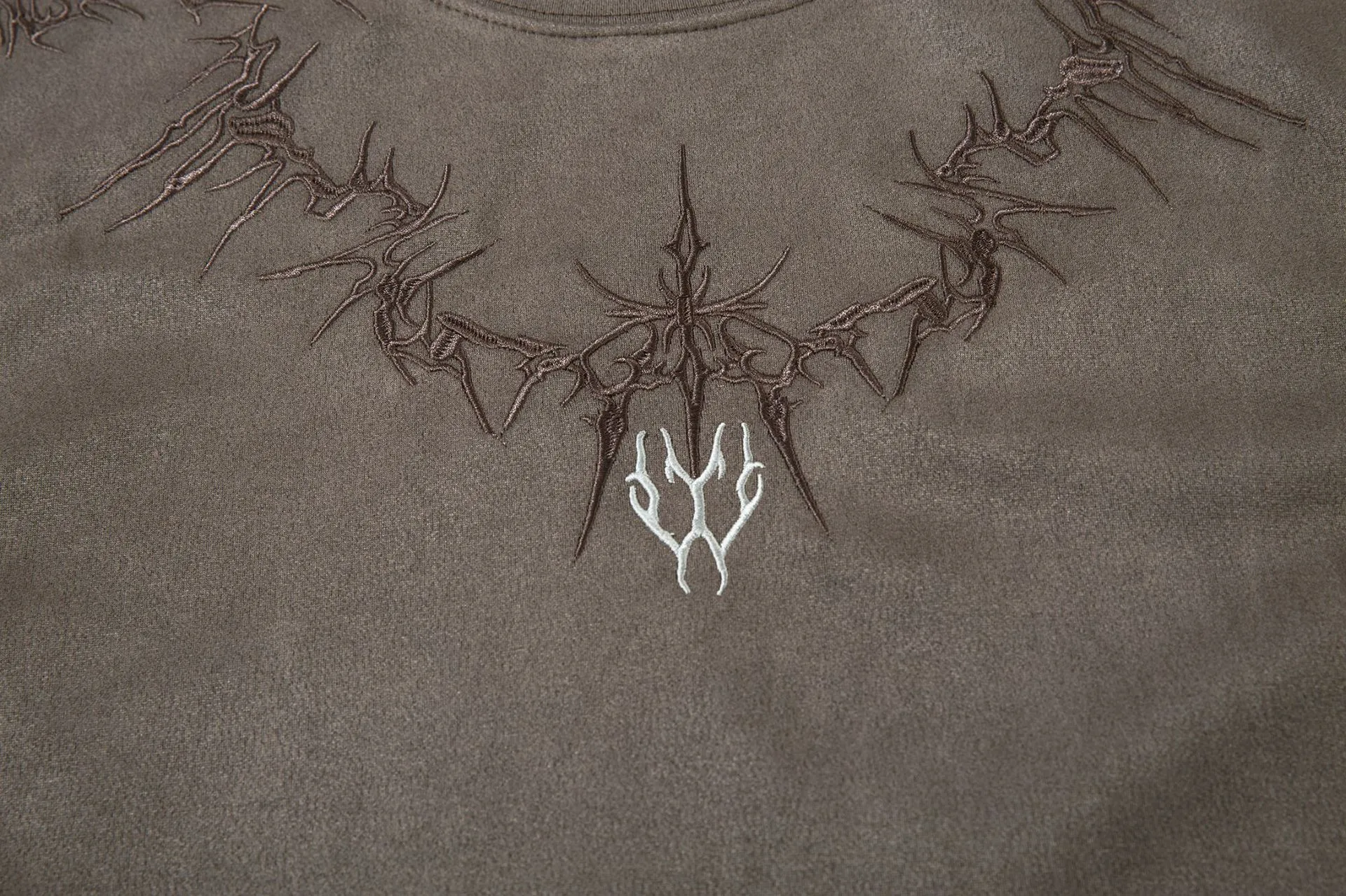 Jiayiku   Street Fashion Brand Vest Suede Heavy Embroidery Summer New Loose Sleeveless T-shirt display picture 15