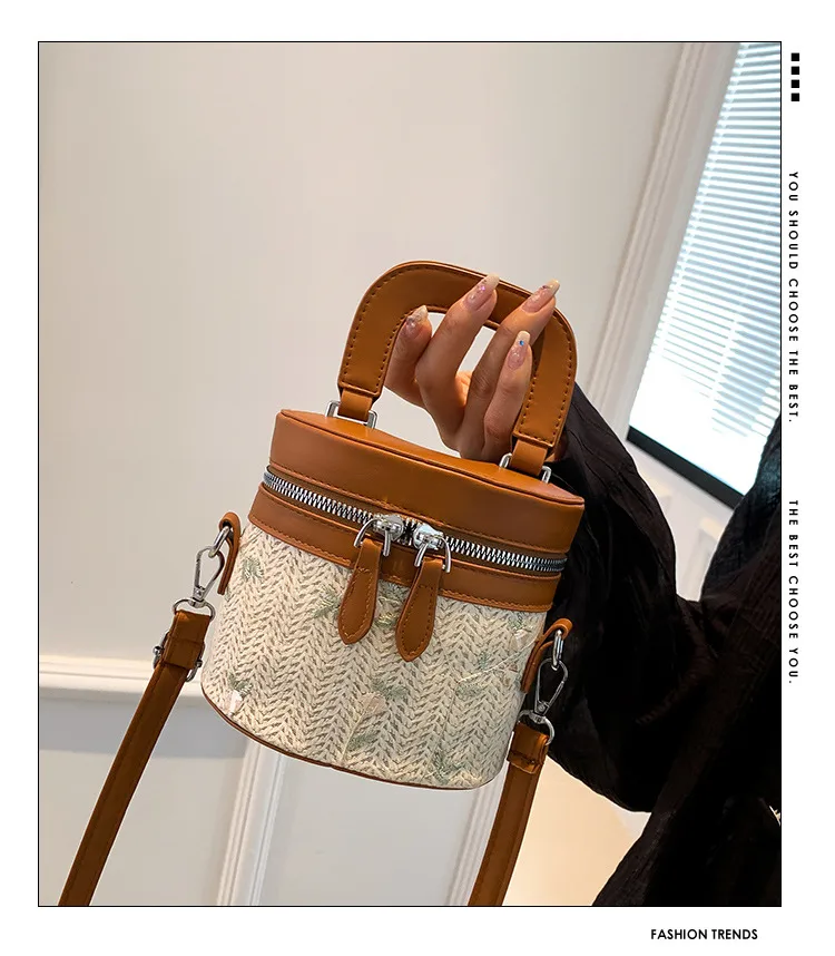 Internet Celebrity Woven Fashionable Elegant Handbag  Summer New Stylish Shoulder Bag Straw Woven Textured Bucket Bag Trendy display picture 1
