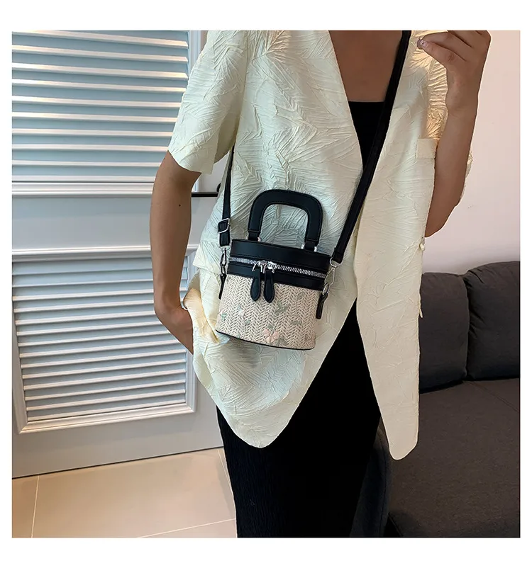 Internet Celebrity Woven Fashionable Elegant Handbag  Summer New Stylish Shoulder Bag Straw Woven Textured Bucket Bag Trendy display picture 10