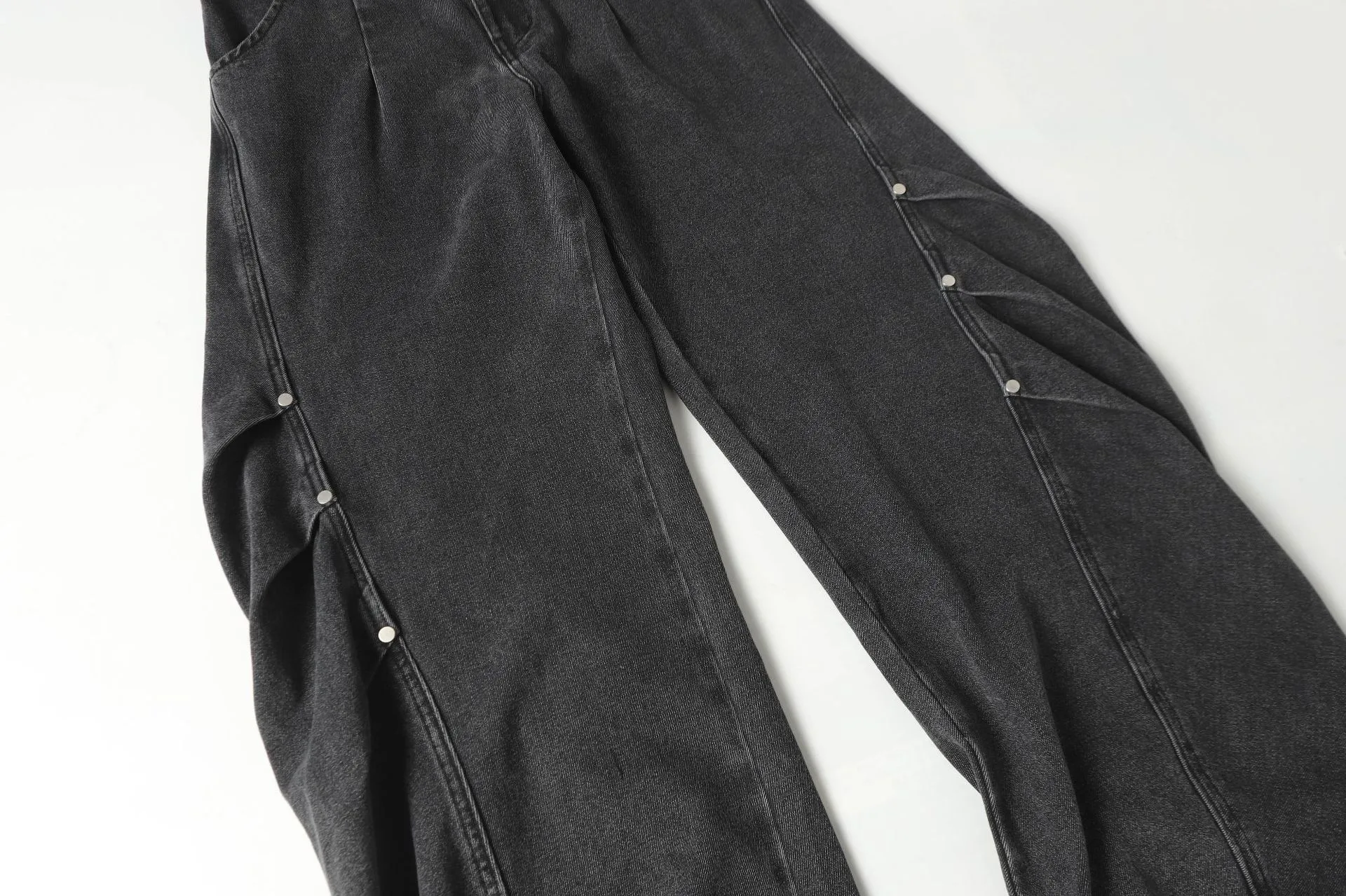 Jiayiku Men's  New American High Street Pleated Rivet Retro Washed Jeans Scimitar Wide Leg Trousers display picture 5
