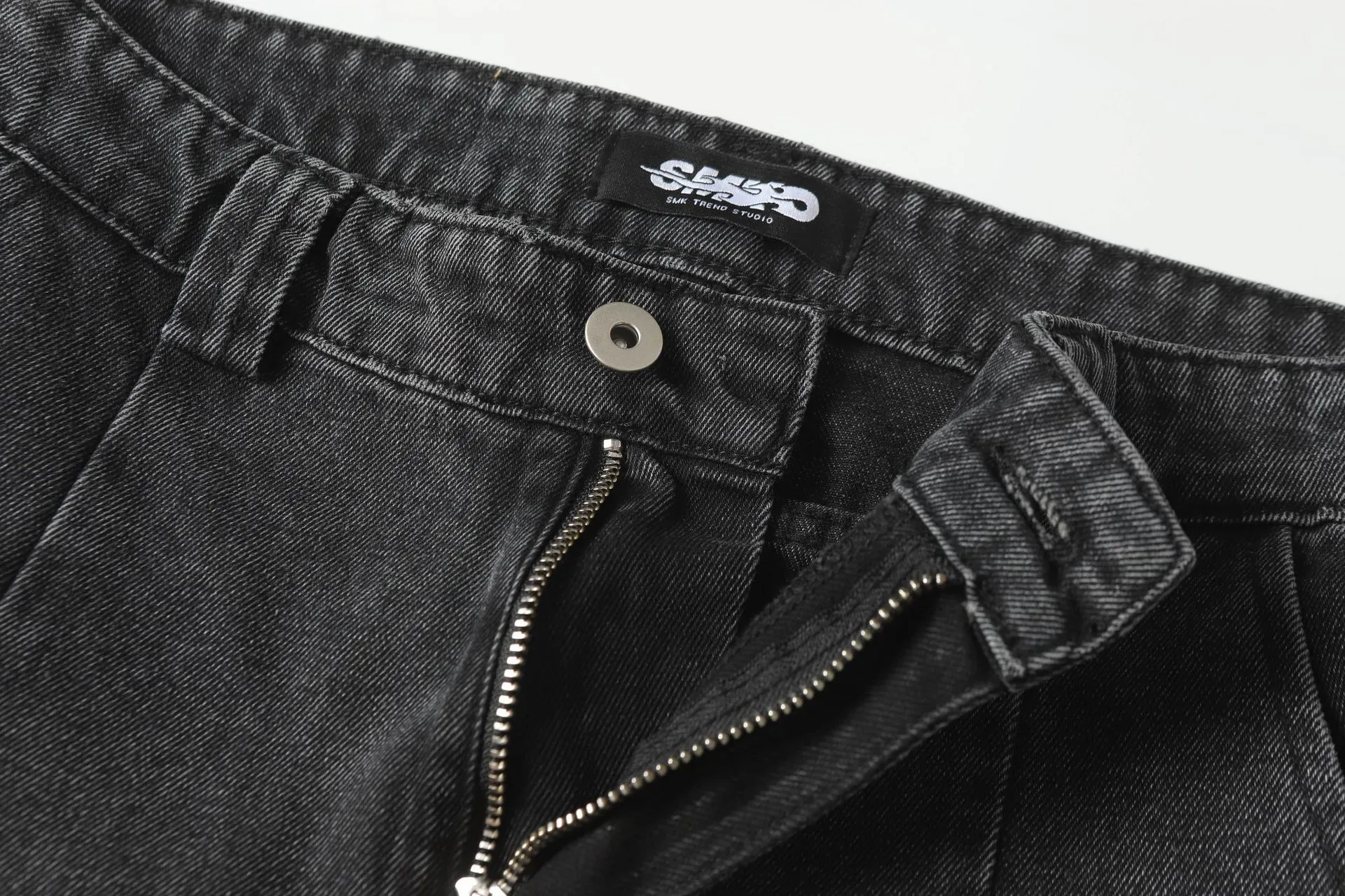 Jiayiku Men's  New American High Street Pleated Rivet Retro Washed Jeans Scimitar Wide Leg Trousers display picture 6