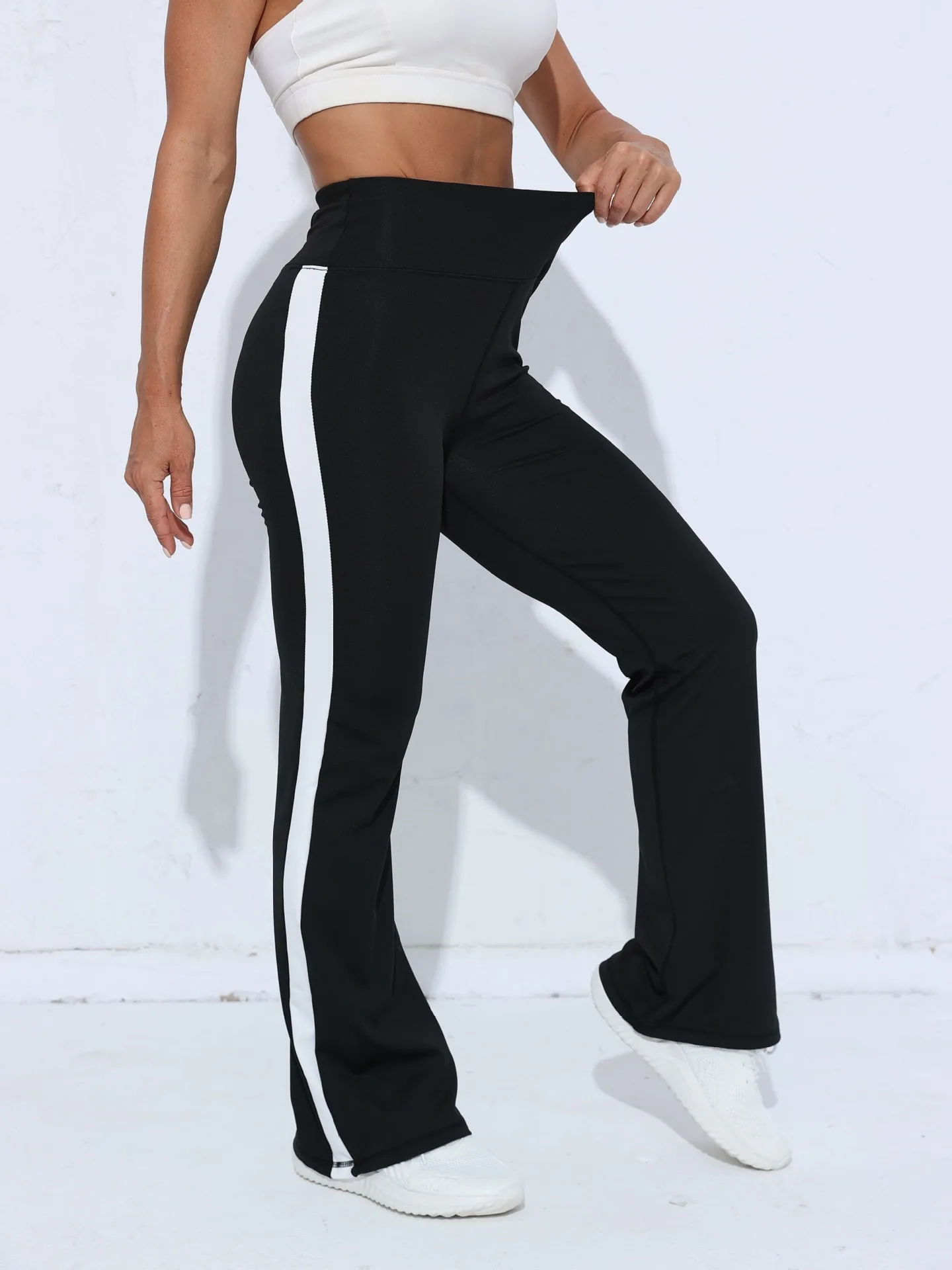 New Color Matching Yoga Flared Pants High Waist Hip Sports Pants Indoor Dance Fitness Flared Pants display picture 3
