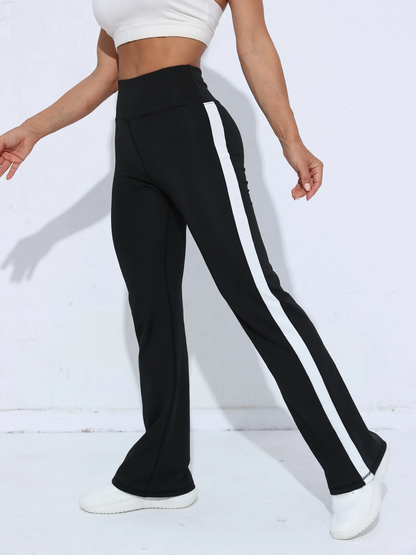 New Color Matching Yoga Flared Pants High Waist Hip Sports Pants Indoor Dance Fitness Flared Pants display picture 4