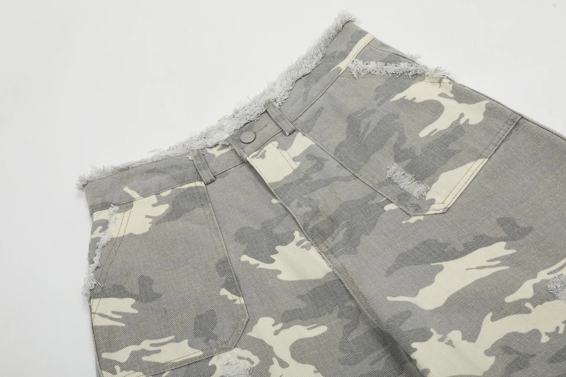 Jiayiku Men's Leopard Print Camouflage Capri Pants American Washed Rough Edge Jeans Men's And Women's Loose Straight Short Pants display picture 11