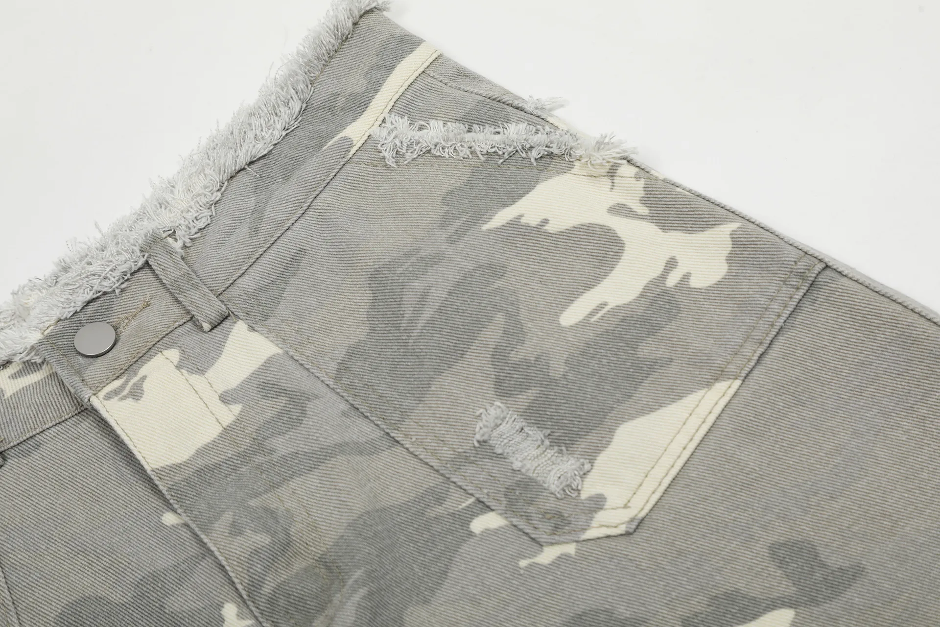 Jiayiku Men's Leopard Print Camouflage Capri Pants American Washed Rough Edge Jeans Men's And Women's Loose Straight Short Pants display picture 12