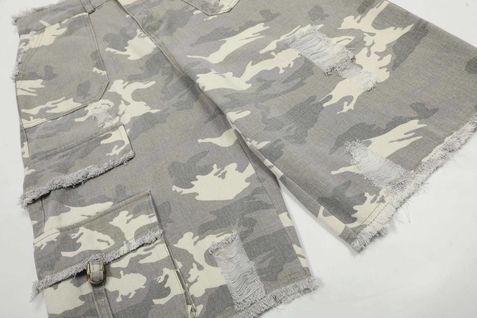 Jiayiku Men's Leopard Print Camouflage Capri Pants American Washed Rough Edge Jeans Men's And Women's Loose Straight Short Pants display picture 14