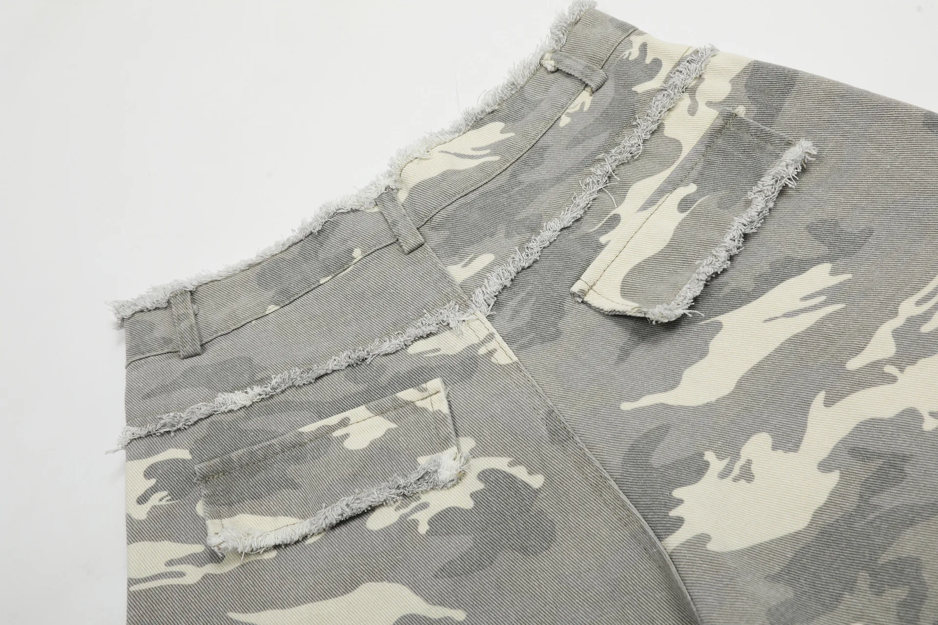 Jiayiku Men's Leopard Print Camouflage Capri Pants American Washed Rough Edge Jeans Men's And Women's Loose Straight Short Pants display picture 15