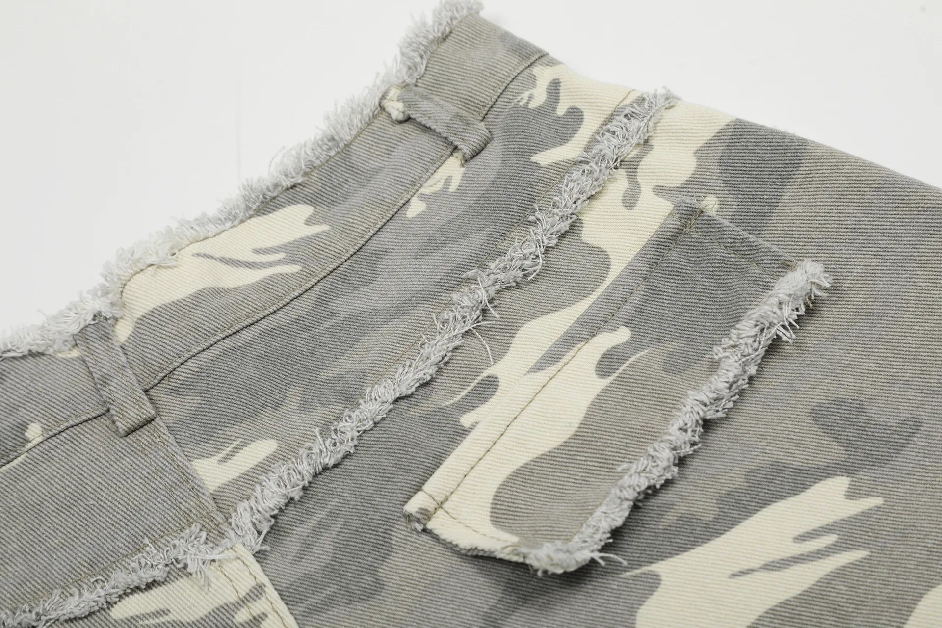 Jiayiku Men's Leopard Print Camouflage Capri Pants American Washed Rough Edge Jeans Men's And Women's Loose Straight Short Pants display picture 16