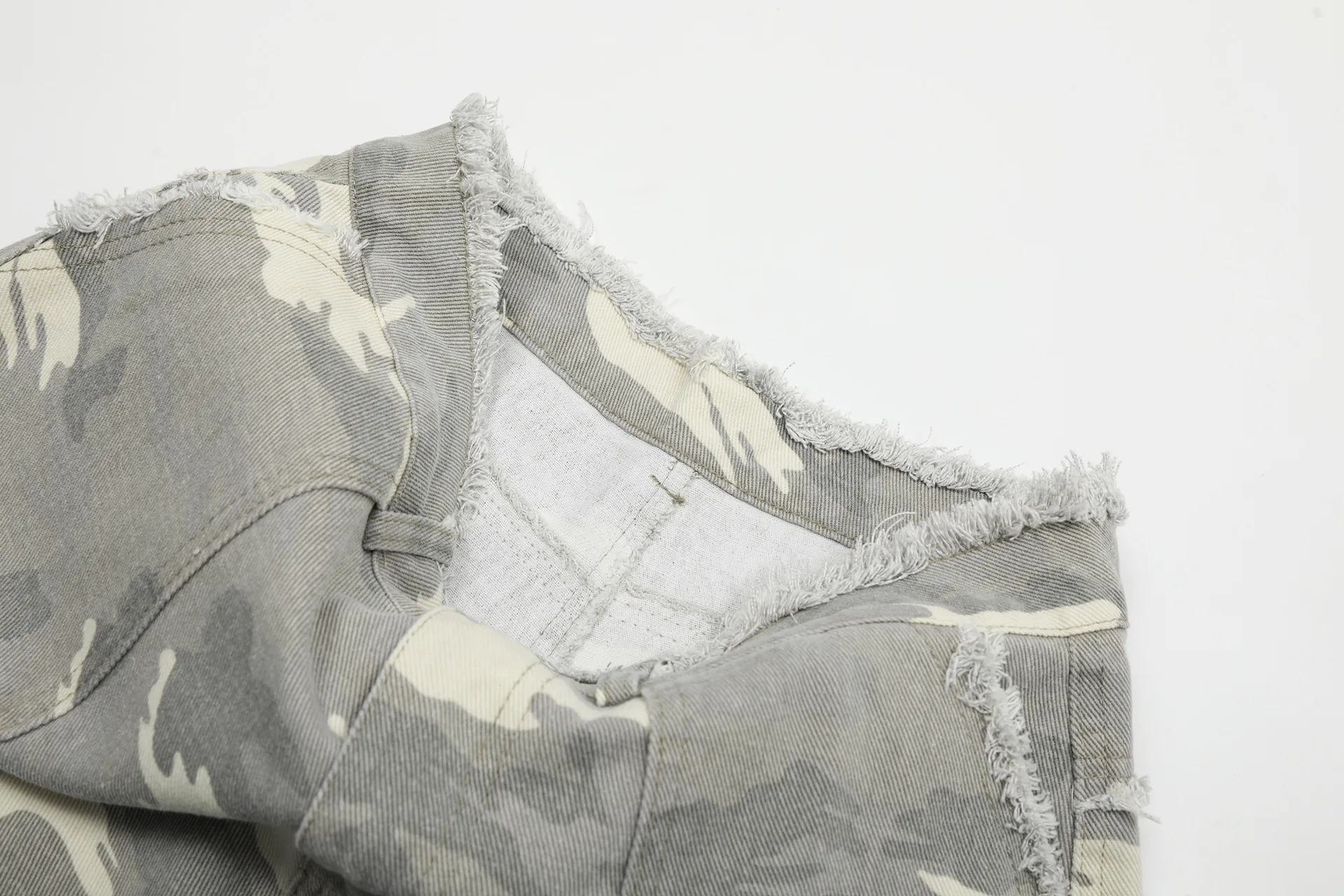 Jiayiku Men's Leopard Print Camouflage Capri Pants American Washed Rough Edge Jeans Men's And Women's Loose Straight Short Pants display picture 17